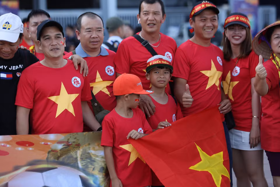Rất đông cổ động viên Việt Nam bên ngoài sân Chang Arena. (Ảnh: Nguyên An/Vietnam+)