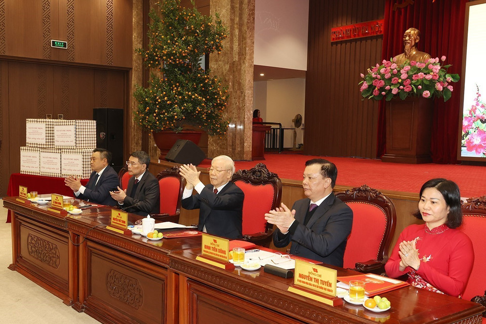 Tổng Bí thư Nguyễn Phú Trọng, Chánh Văn phòng Trung ương Đảng Lê Minh Hưng và các lãnh đạo thành phố Hà Nội. (Ảnh: Trí Dũng/TTXVN)