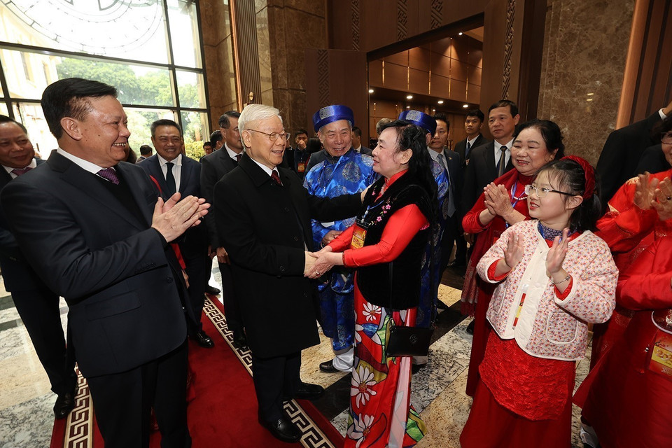 Tổng Bí thư Nguyễn Phú Trọng thăm hỏi, chúc Tết các cụ cao tuổi, các cháu thiếu nhi. (Ảnh: Trí Dũng/TTXVN)