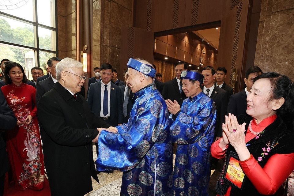 Tổng Bí thư Nguyễn Phú Trọng thăm hỏi, chúc Tết các cụ cao tuổi. (Ảnh: Trí Dũng/TTXVN)