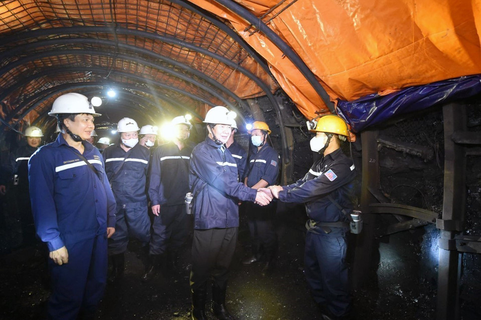 Phó Thủ tướng Lê Văn Thành thăm hỏi, động viên công nhân Công ty Cổ phần Than Núi Béo (Tập đoàn Công nghiệp Than-Khoáng sản Việt Nam) tại Quảng Ninh, ngày 24/10/2021. (Ảnh: TTXVN phát)