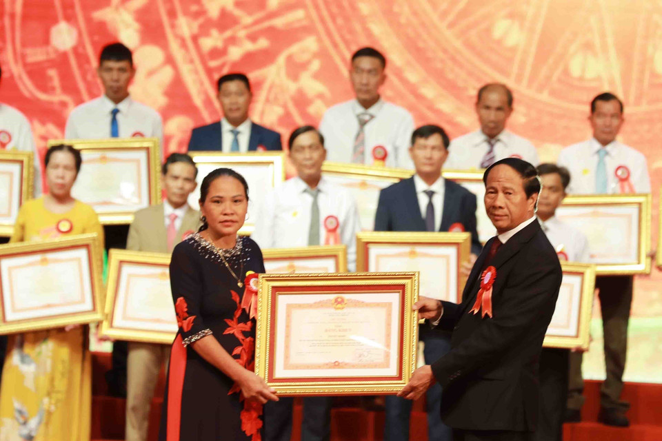 Phó Thủ tướng Lê Văn Thành trao Bằng khen của Thủ tướng Chính phủ tặng nông dân sản xuất, kinh doanh giỏi tiêu biểu (Hà Nội, 13/9/2022). (Ảnh: Vũ Sinh/TTXVN)