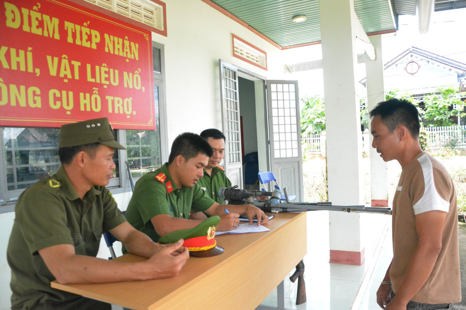 Công an xã biên giới Ea Bung, huyện Ea Súp, tỉnh Đắk Lắk, lập biên bản tiếp nhận vũ khí do người dân giao nộp. (Ảnh: Tuấn Anh/TTXVN)