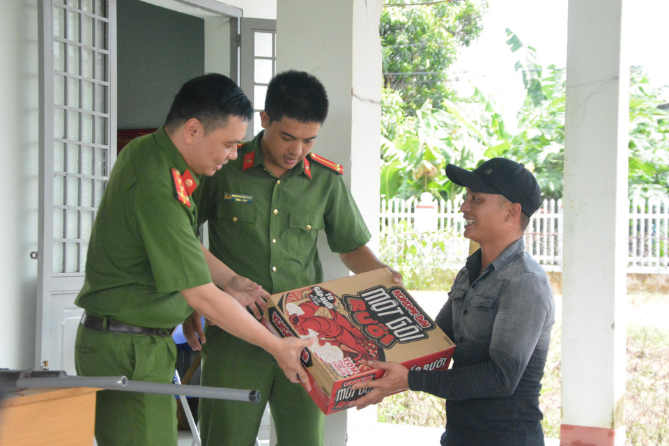 Công an xã biên giới Ea Bung, huyện Ea Súp, tỉnh Đắk Lắk tặng nhu yếu phẩm cho người dân chủ động giao nộp vũ khí. (Ảnh: Tuấn Anh/TTXVN)