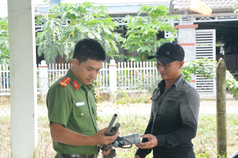 Người dân xã biên giới Ea Bung, huyện Ea Súp, tỉnh Đắk Lắk, tự nguyện đến giao nộp vũ khí cho cơ quan chức năng. (Ảnh: Tuấn Anh/TTXVN)