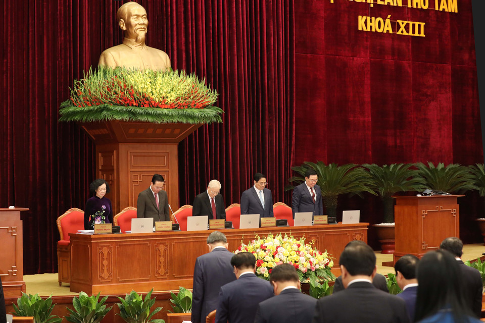 Các đại biểu dành 1 phút tưởng niệm Ủy viên Trung ương Đảng, Phó Thủ tướng Chính phủ Lê Văn Thành và các nạn nhân bị thiệt mạng trong các đợt thiên tai, hỏa hoạn vừa qua. (Ảnh: Phương Hoa/TTXVN)