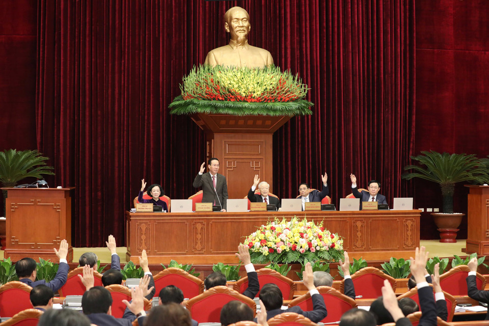 Các đại biểu thông qua chương trình Hội nghị Trung ương 8, khóa XIII. (Ảnh: Phương Hoa/TTXVN)