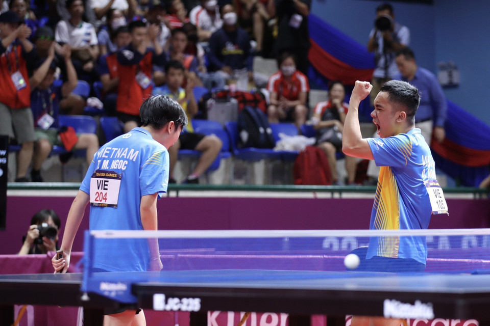 Niềm vui vỡ òa của cặp vận động viên Đinh Anh Hoàng và Trần Mai Ngọc sau khi xuất sắc đánh bại cặp đôi đến từ Singapore để mang về tấm huy chương Vàng quý giá cho Đội tuyển Bóng bàn Việt Nam. (Ảnh: TTXVN)