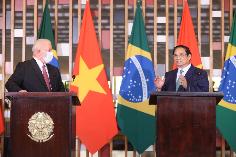 Thủ tướng Phạm Minh Chính và Tổng thống Brazil Lula da Silva thông báo về kết quả cuộc hội đàm. (Ảnh: Dương Giang/TTXVN)