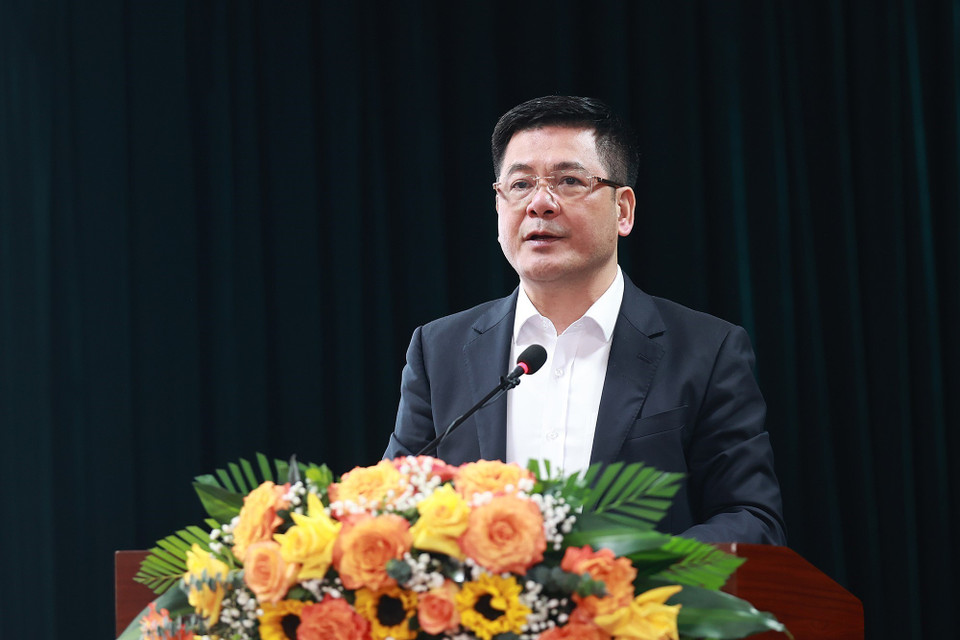 Bộ trưởng Bộ Công Thương Nguyễn Hồng Diên báo cáo tình hình sản xuất, tiêu dùng và xuất khẩu. (Ảnh: Dương Giang/TTXVN)