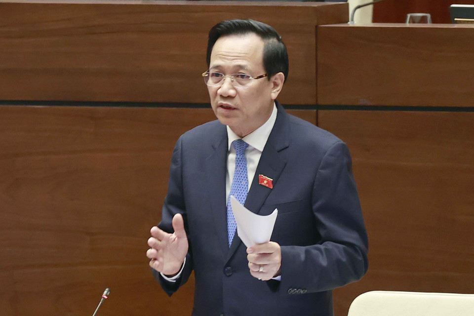 Bộ trưởng Đào Ngọc Dung trả lời chất vấn. (Ảnh: Doãn Tấn/TTXVN)