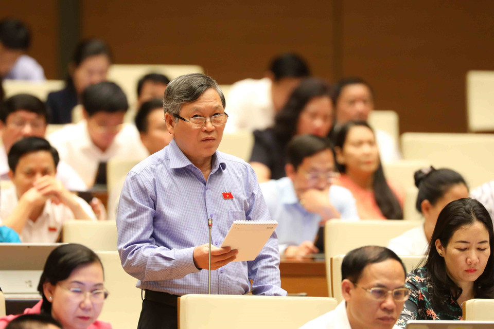 Đại biểu Quốc hội tỉnh Kon Tum Tô Văn Tám đặt câu hỏi chất vấn. (Ảnh: An Đăng/TTXVN)