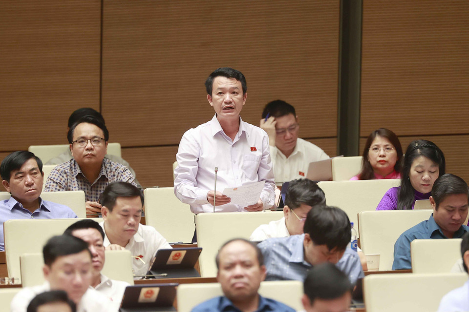 Đại biểu Quốc hội tỉnh Quảng Bình Trần Quang Minh đặt câu hỏi chất vấn. (Ảnh: Doãn Tấn/TTXVN)