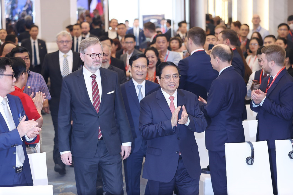 Thủ tướng Phạm Minh Chính và Thủ tướng Séc Petr Fiala đến dự Diễn đàn Doanh nghiệp Việt NamCộng hòa Séc. (Ảnh: Dương Giang/TTXVN)