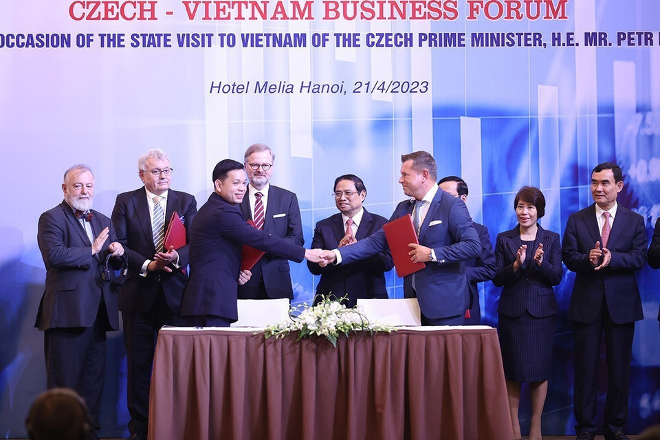 Thủ tướng Phạm Minh Chính và Thủ tướng Séc Petr Fiala chứng kiến ký Biên bản ghi nhớ giữa Tập đoàn Armex và Tổng Công ty Điện lực Dầu khí Việt Nam về tăng cường, đẩy mạnh hợp tác chung giữa hai đơn vị. (Ảnh: Dương Giang/TTXVN)