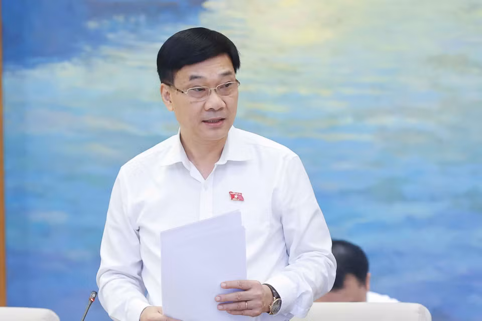 Chủ nhiệm Ủy ban Kinh tế của Quốc hội Vũ Hồng Thanh trình bày báo cáo thẩm tra. (Ảnh: Doãn Tấn/TTXVN)
