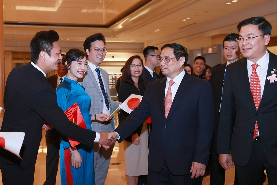 Cán bộ, nhân viên Đại sứ quán và cộng đồng người Việt Nam tại Nhật Bản đón Thủ tướng Phạm Minh Chính. (Ảnh: Dương Giang/TTXVN)