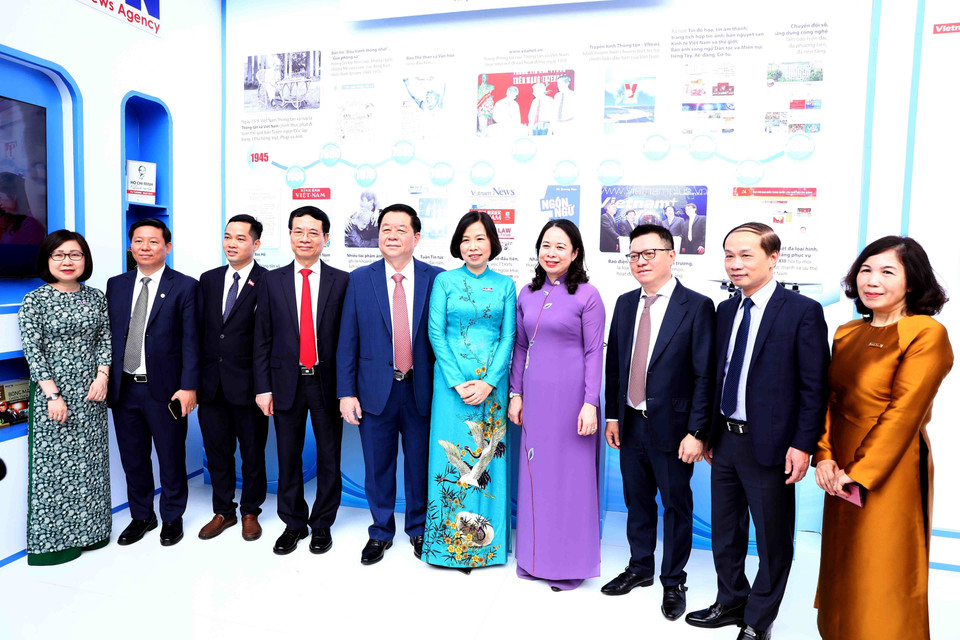 Trưởng Ban Tuyên giáo Trung ương Nguyễn Trọng Nghĩa, Phó Chủ tịch nước Võ Thị Ánh Xuân cùng các đại biểu tham quan gian trưng bày các ấn phẩm của Thông tấn xã Việt Nam. (Ảnh: Phạm Kiên/TTXVN)
