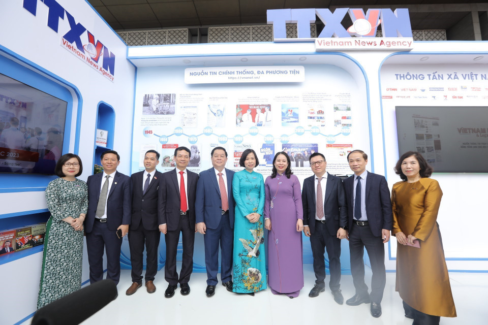 Ông Nguyễn Trọng Nghĩa, Bí thư Trung ương Đảng, Trưởng Ban Tuyên giáo Trung ương và các đại biểu tại gian trưng bày của Thông tấn xã Việt Nam tại Hội báo. (Ảnh: Minh Quyết/TTXVN)