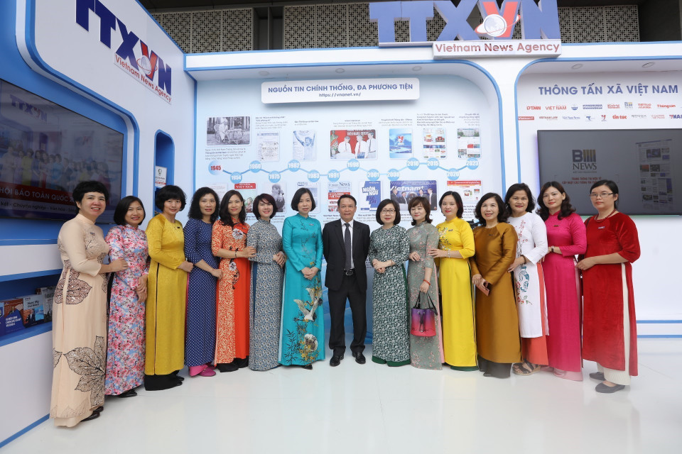 Phó Chủ tịch Hội Nhà báo Việt Nam Nguyễn Đức Lợi và các đại biểu tại gian trưng bày của Thông tấn xã Việt Nam tại Hội báo. (Ảnh: Minh Quyết/TTXVN)