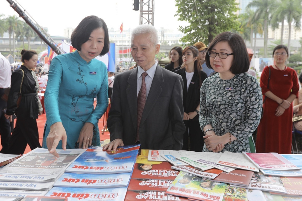 Nguyên Tổng Giám đốc Thông tấn xã Việt Nam Lê Quốc Trung tham quan gian trưng bày của Thông tấn xã Việt Nam tại Hội báo. (Ảnh: Minh Quyết/TTXVN)