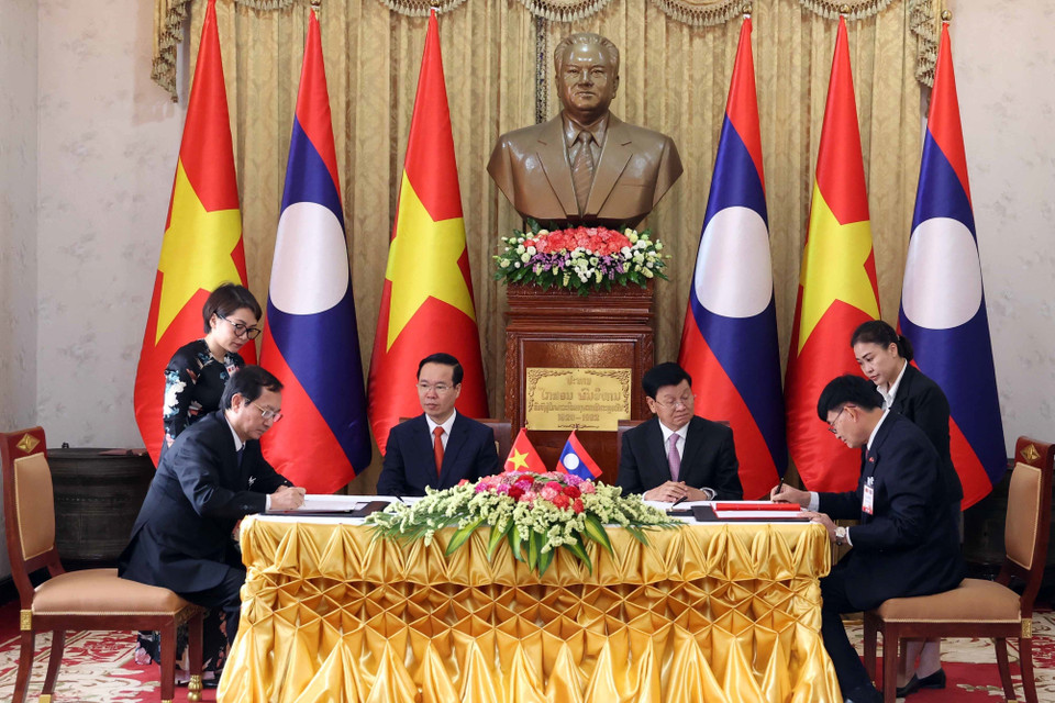 Chủ tịch nước Võ Văn Thưởng và Tổng Bí thư, Chủ tịch nước Cộng hòa dân chủ Nhân dân Lào Thongloun Sisoulith chứng kiến lễ ký biên bản ghi nhớ về hợp tác trong lĩnh vực khoa học giữa Bộ Khoa học và Công nghệ Việt Nam và Bộ Giáo dục và Thể thao Lào. (Ảnh: Thống Nhất/TTXVN)