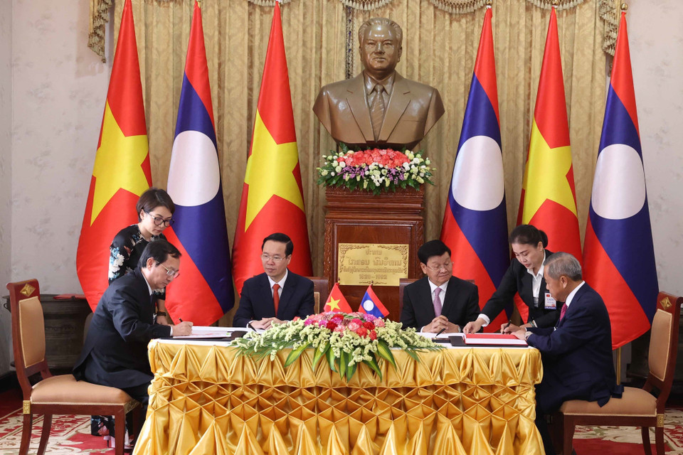 Chủ tịch nước Võ Văn Thưởng và Tổng Bí thư, Chủ tịch nước Cộng hòa dân chủ Nhân dân Lào Thongloun Sisoulith chứng kiến lễ ký biên bản ghi nhớ về hợp tác trong lĩnh vực công nghệ và đổi mới sáng tạo giữa Bộ Khoa học và Công nghệ Việt Nam và Bộ Công nghệ và Truyền thông Lào. (Ảnh: Thống Nhất/TTXVN)