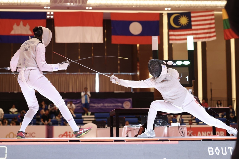 Việt Nam giành huy chương Bạc nội dung kiếm liễu đồng đội nữ khi để thua đại diện của Singapore 23-45 trong trận chung kết. (Ảnh: Minh Quyết/TTXVN)