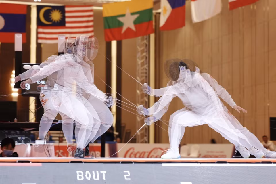 4 vận động viên Lưu Thị Thanh Nhàn, Phạm Thị Ngọc Luyên, Hà Thị Vân Anh, Nguyễn Thị Thu Phương giành huy chương Bạc nội dung kiếm liễu đồng đội nữ khi để thua đại diện của Singapore 23-45 trong trận chung kết. (Ảnh: Minh Quyết/TTXVN)
