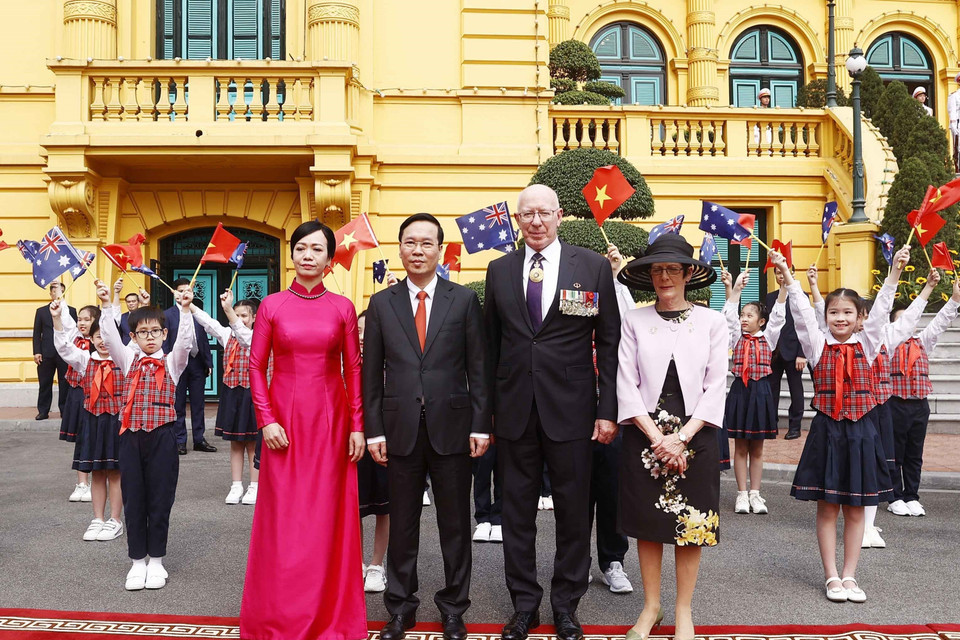 Chủ tịch nước Võ Văn Thưởng và Phu nhân với Toàn quyền Australia David Hurley cùng Phu nhân tại lễ đón. (Ảnh: Thống Nhất/TTXVN)