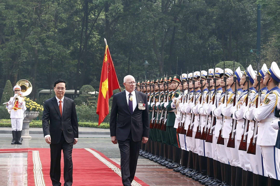 Chủ tịch nước Võ Văn Thưởng và Toàn quyền Australia David Hurley duyệt đội danh dự Quân đội nhân dân Việt Nam. (Ảnh: Thống Nhất/TTXVN)