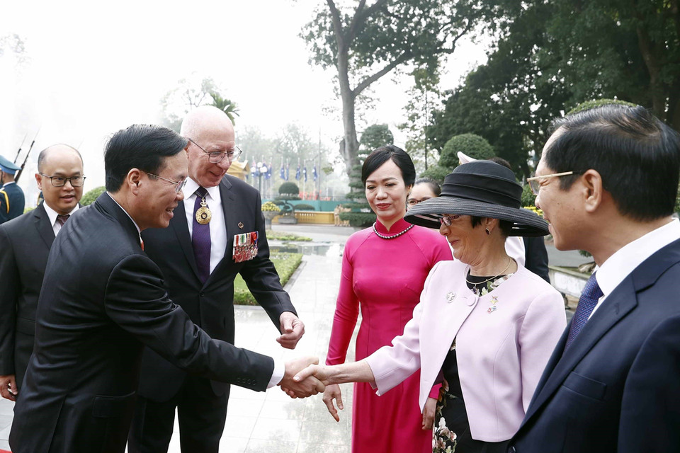 Chủ tịch nước Võ Văn Thưởng với Phu nhân Toàn quyền Australia David Hurley tại lễ đón. (Ảnh: Thống Nhất/TTXVN)
