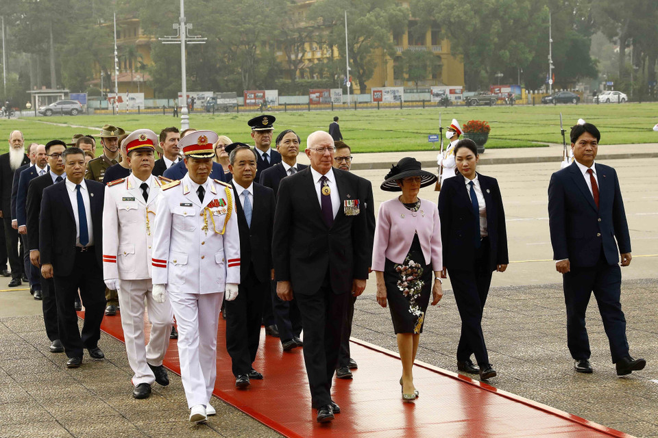 Toàn quyền Australia David Hurley và Phu nhân cùng Đoàn đại biểu cấp cao Australia vào Lăng viếng Chủ tịch Hồ Chí Minh. (Ảnh: An Đăng/TTXVN)