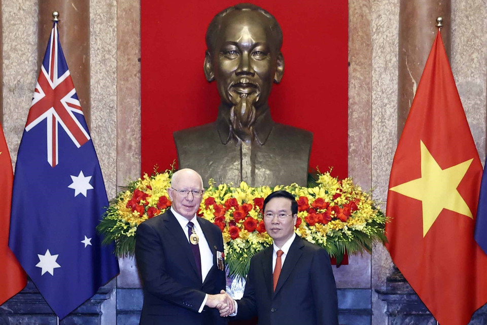 Chủ tịch nước Võ Văn Thưởng và Toàn quyền Australia David Hurley tại lễ đón. (Ảnh: Thống Nhất/TTXVN))