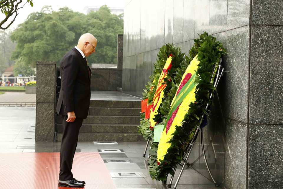 Toàn quyền Australia David Hurley đặt vòng hoa viếng Chủ tịch Hồ Chí Minh. (Ảnh: An Đăng/TTXVN)