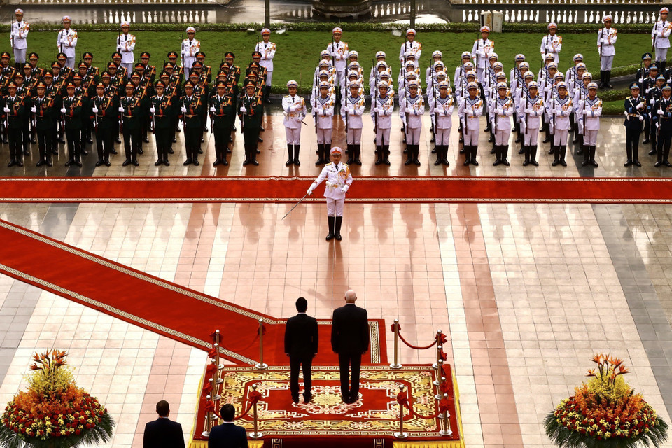 Chủ tịch nước Võ Văn Thưởng và Toàn quyền Australia David Hurley duyệt đội danh dự Quân đội nhân dân Việt Nam. (Ảnh: TTXVN)