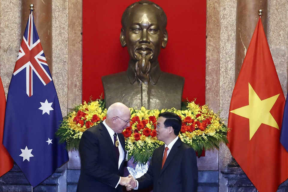 Chủ tịch nước Võ Văn Thưởng và Toàn quyền Australia David Hurley tại lễ đón. (Ảnh: Thống Nhất/TTXVN))