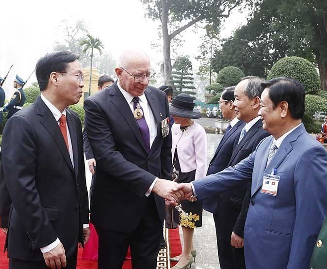 Toàn quyền Australia David Hurley với các thành viên Đoàn đại biểu Việt Nam tại lễ đón. (Ảnh: Thống Nhất/TTXVN)