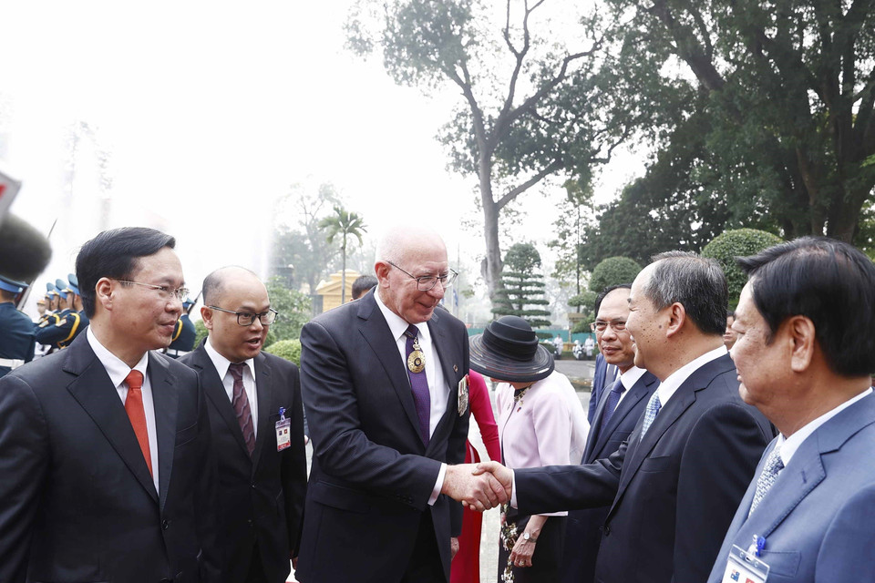 Toàn quyền Australia David Hurley với các thành viên Đoàn đại biểu Việt Nam tại lễ đón. (Ảnh: Thống Nhất/TTXVN)
