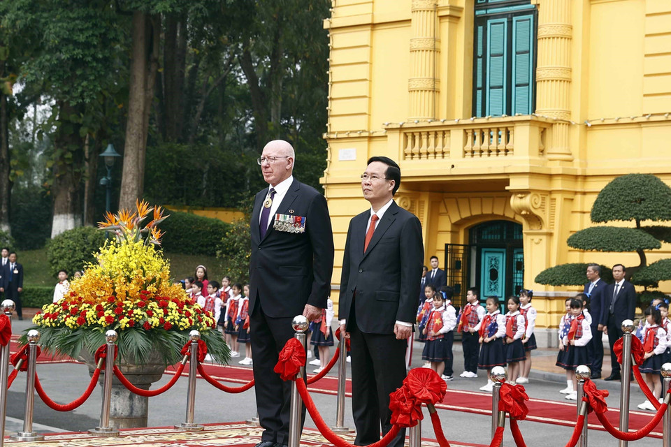 Chủ tịch nước Võ Văn Thưởng và Toàn quyền Australia David Hurley nghe quân nhạc cử Quốc thiều hai nước. (Ảnh: Thống Nhất/TTXVN)