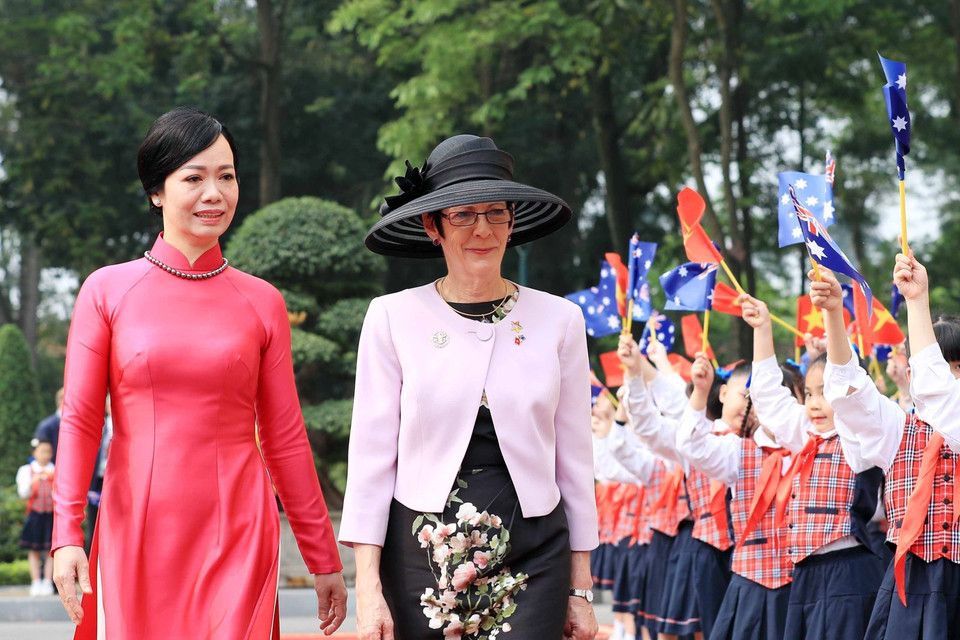 Phu nhân Chủ tịch nước Võ Văn Thưởng và Phu nhân Toàn quyền Australia David Hurley tại lễ đón. (Ảnh: Thống Nhất/TTXVN)