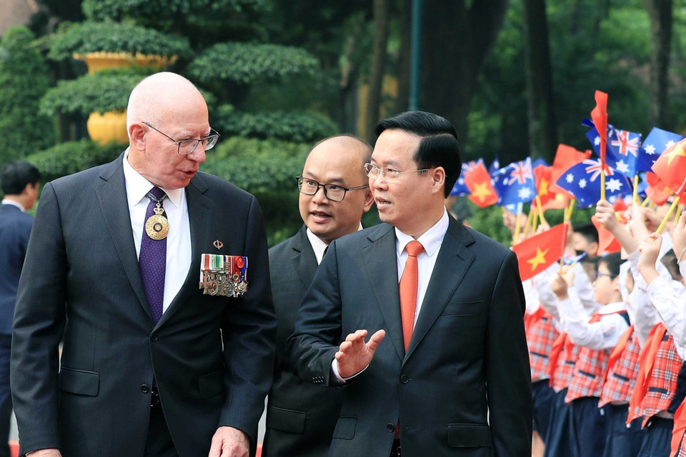 Chủ tịch nước Võ Văn Thưởng với Toàn quyền Australia David Hurley tại lễ đón. (Ảnh: Thống Nhất/TTXVN)