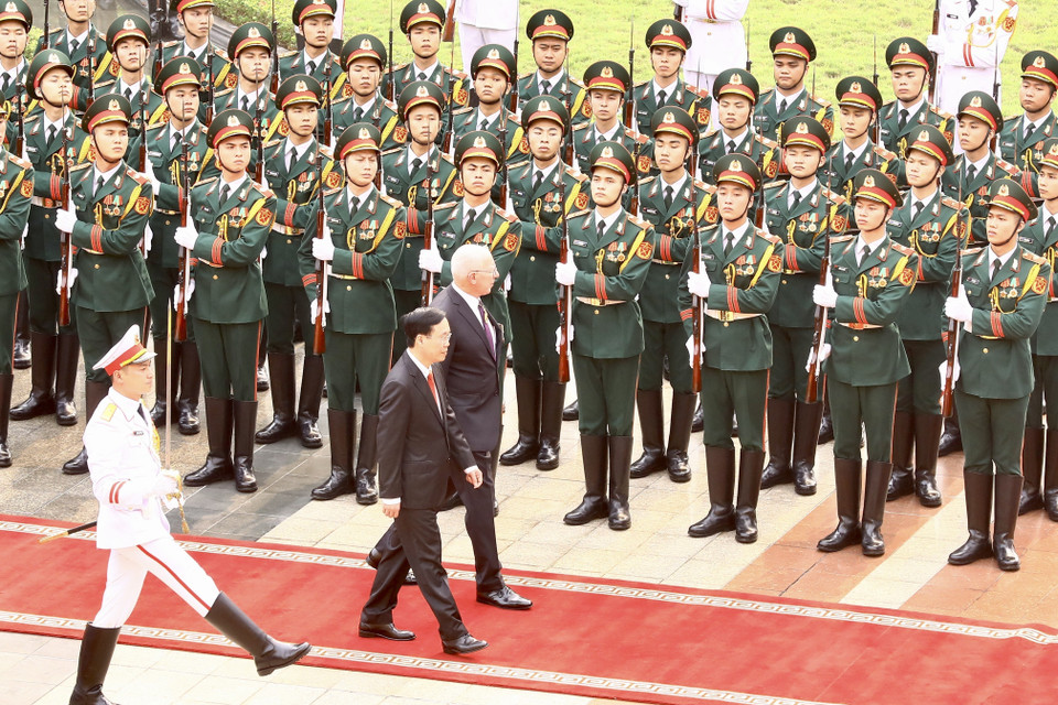 Chủ tịch nước Võ Văn Thưởng và Toàn quyền Australia David Hurley duyệt đội danh dự Quân đội nhân dân Việt Nam. (Ảnh: TTXVN)