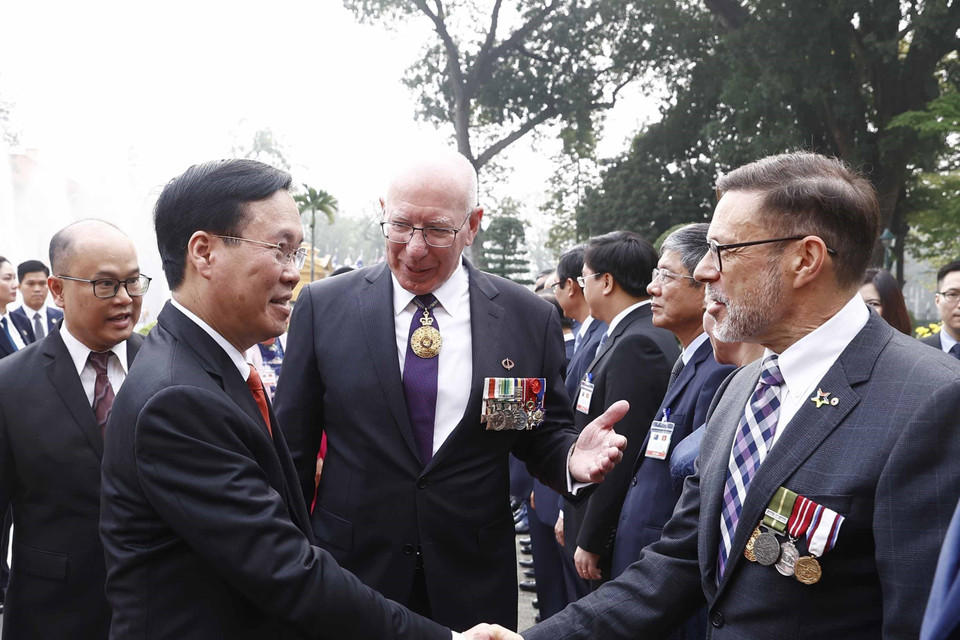 Chủ tịch nước Võ Văn Thưởng với các thành viên Đoàn đại biểu cấp cao Australia tại lễ đón. (Ảnh: Thống Nhất/TTXVN)