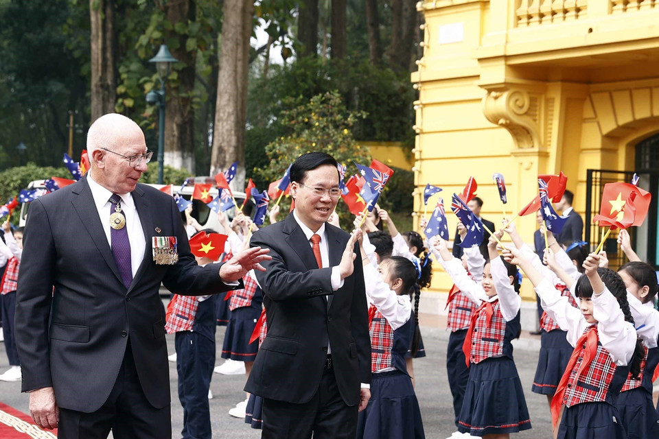 Chủ tịch nước Võ Văn Thưởng và Toàn quyền Australia David Hurley với thiếu nhi Hà Nội tại lễ đón. (Ảnh: Thống Nhất/TTXVN)