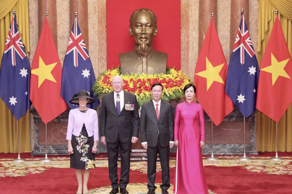 Chủ tịch nước Võ Văn Thưởng và Phu nhân với Toàn quyền Australia David Hurley cùng Phu nhân tại lễ đón. (Ảnh: TTXVN)