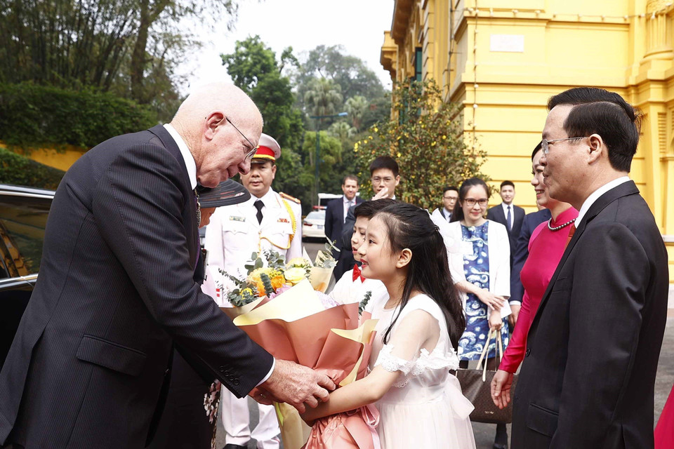 Thiếu nhi Hà Nội tặng hoa Toàn quyền Australia David Hurley và Phu nhân tại lễ đón. (Ảnh: Thống Nhất/TTXVN)