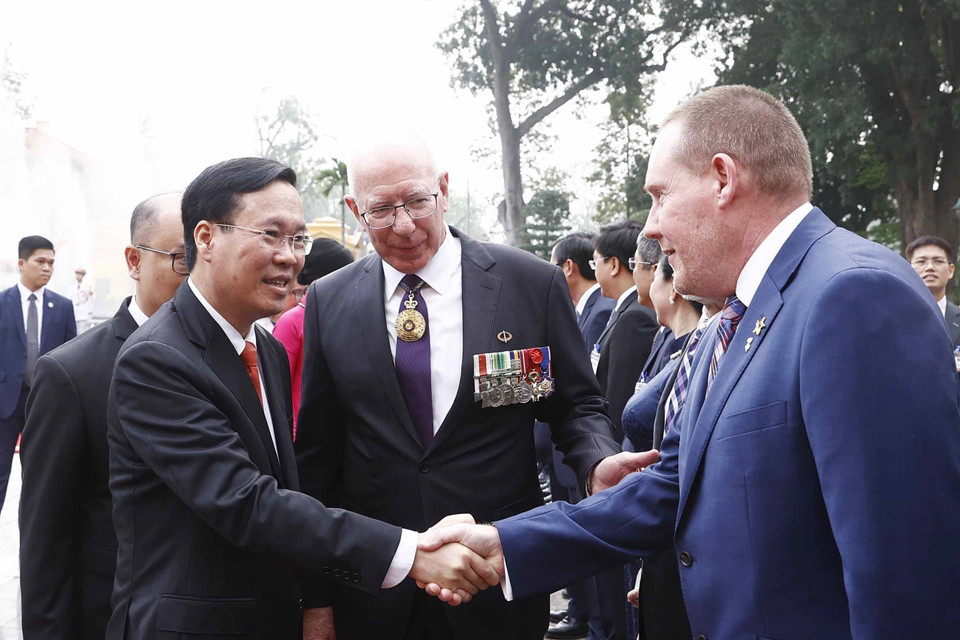 Chủ tịch nước Võ Văn Thưởng với các thành viên Đoàn đại biểu cấp cao Australia tại lễ đón. (Ảnh: Thống Nhất/TTXVN)