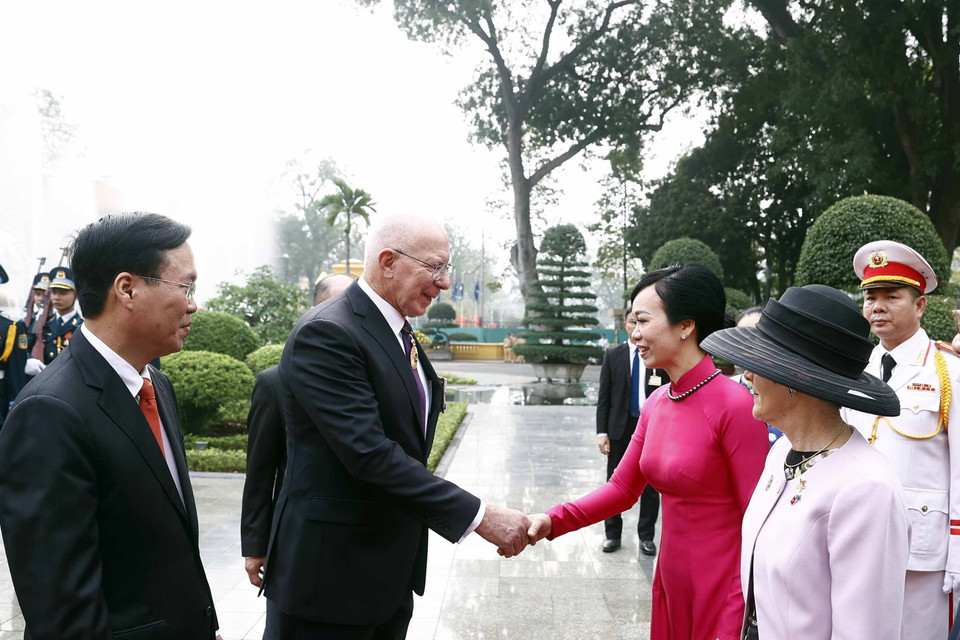 Toàn quyền Australia David Hurley với Phu nhân Chủ tịch nước Võ Văn Thưởng tại lễ đón. (Ảnh: Thống Nhất/TTXVN)
