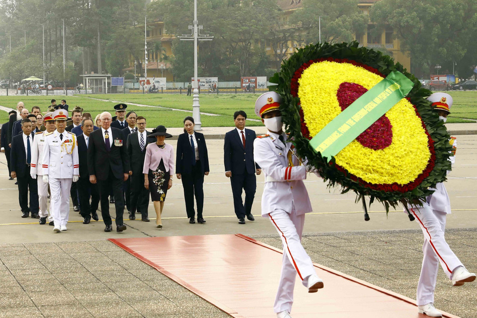 Toàn quyền Australia David Hurley và Phu nhân cùng Đoàn đại biểu cấp cao Australia đặt vòng hoa và vào Lăng viếng Chủ tịch Hồ Chí Minh. (Ảnh: An Đăng/TTXVN)